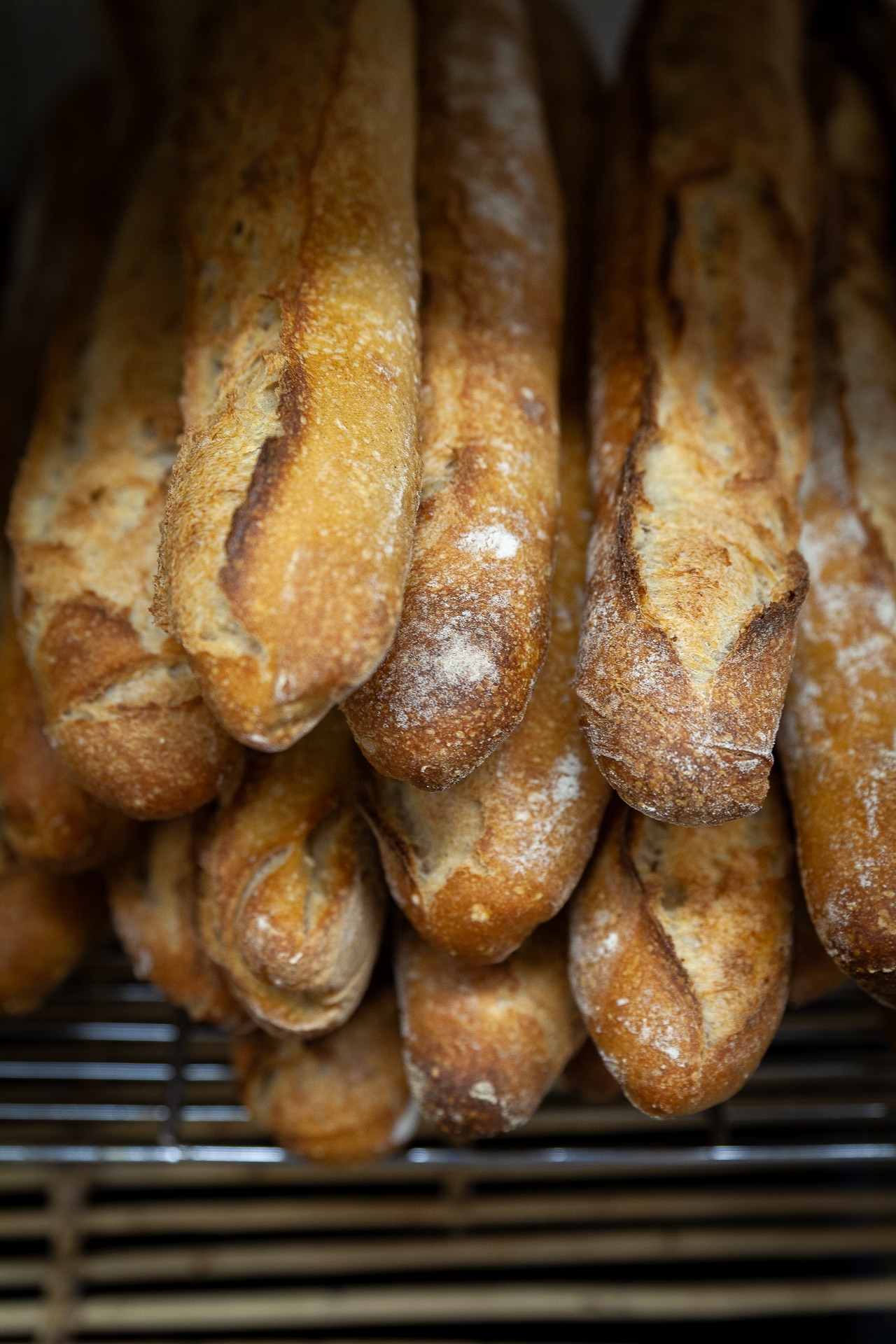 Baguettes de tradition dorées sur grille de refroidissement